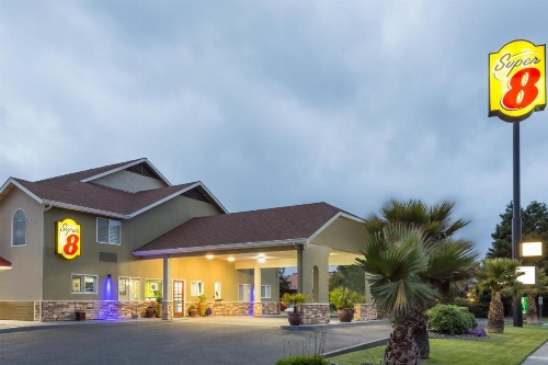 Super 8 by Wyndham Fortuna image 21
