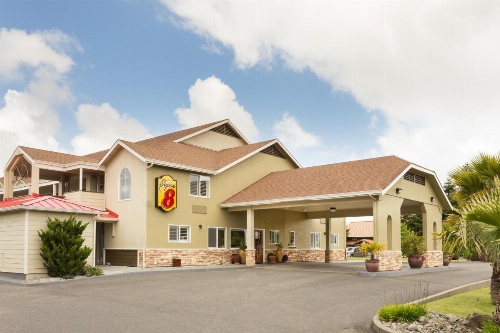 Super 8 by Wyndham Fortuna image 24