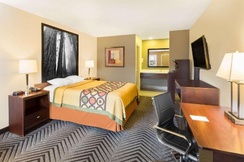 Super 8 by Wyndham Fortuna image 32
