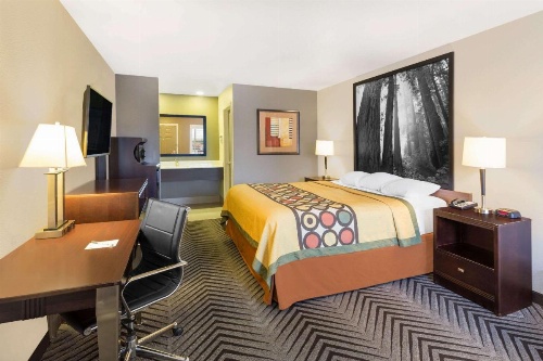 Super 8 by Wyndham Fortuna image 35