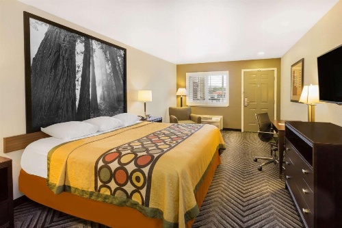 Super 8 by Wyndham Fortuna image 37